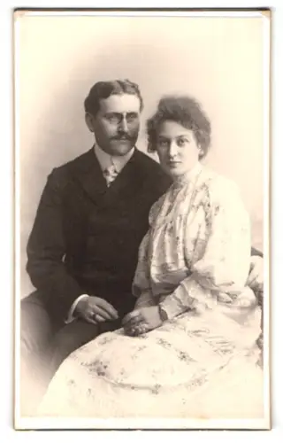 Fotografie H. Weingarten, Essen a. d. Ruhr, gegenüber dem Stadttheater, Portrait des Paares Alberta u. Hermann ten Brink