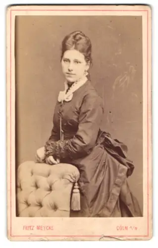 Fotografie Fritz Meycke, Cöln a. Rh., Schildergasse 85, Portrait der Frau Ottilie Köhler, geb. Knodt