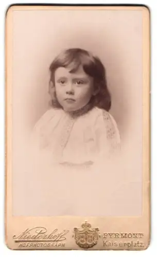 Fotografie Niederhoff, Pyrmont, Kaiserplatz, Porträt des Mädchen Theodore Baum