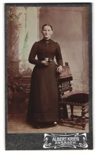 Fotografie Albert Krieg, Ansbach, Oberer Markt 44, Portrait der Frau Meier mit langem Kleid und Blumen