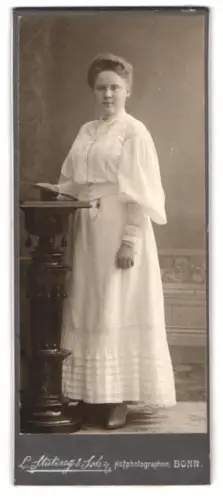 Fotografie L. Stüting & Sohn, Bonn, Portrait von Frau Luise Baum in weissem Kleid