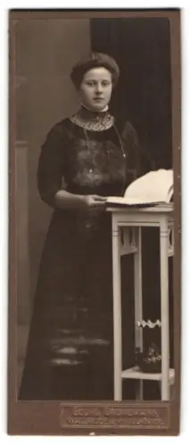 Fotografie Georg Gronemann, Walsrode, Portrait Frau Frieda Schröder mit Buch am Stehpult