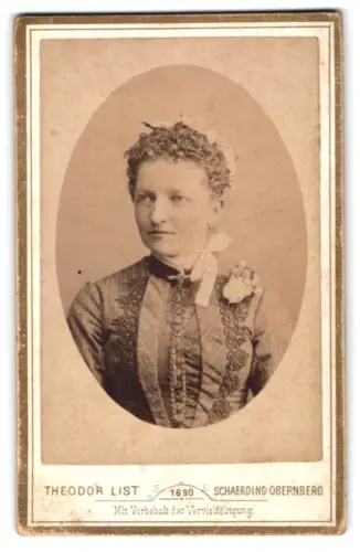 Fotografie Theodor List, Schaerding-Obernberg, Schlossgasse 5 II, Porträt einer Dame mit Blumenschmuck