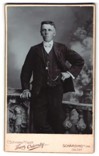 Fotografie Franz Odersky, Schärding am Inn, vis-a-vis-Promenade, Eleganter junger Mann im Anzug