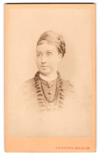 Fotografie Th. Prümm, Berlin, Unter den Linden 51, Porträt der Frau Auguste Hauffe