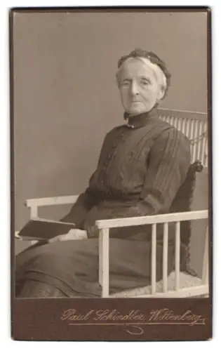 Fotografie Paul Schindler, Wittenberg, Portrait der Frau Marie Hauffe mit Buch