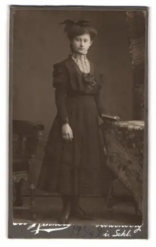 Fotografie unbekannter Fotograf und Ort, Portrait der jungen Frau Clara Struschke in eleganter Kleidung