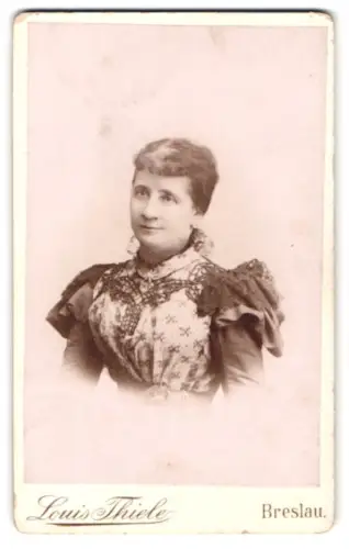 Fotografie Louis Thiele, Breslau, Bohrauer Str. 68, Porträt der Frau J. Feder elegantem Kleid