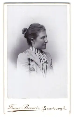 Fotografie Franz Bornée, Saarburg i. L., Langstrasse 42, Profilansicht einer Dame