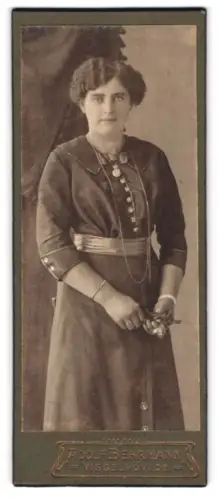 Fotografie Adolf Behrmann, Visselhövede, Portrait der Frau Dora aus Westendorf