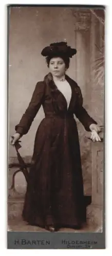 Fotografie H. Barten, Hildesheim, Ostenstrasse 34, Portrait der Frau Luise aus Hildesheim, Dez. 1902