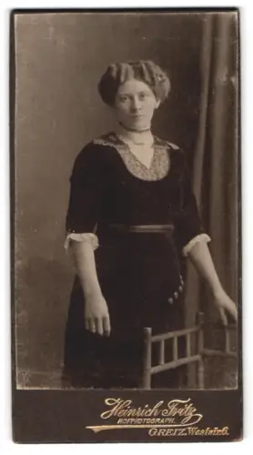 Fotografie Heinrich Fritz, Greiz, Weststrasse 6, Portrait der Frau Margarete in elegantem Kleid