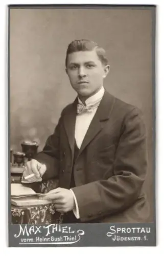 Fotografie Max Thiel, Sprottau, Jüdenstr. 1, Porträt des Herrn Alfred im Anzug mit Zigarette