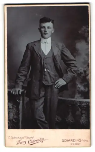 Fotografie Franz Odersky, Schärding am Inn, vis-a-vis der Promenade, Portrait eleganter junger Mann im Anzug