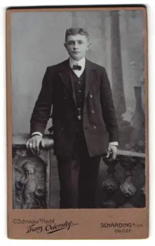 Fotografie Franz Odersky, Schärding am inn, vis-a-vis der Promenade, Eleganter junger Mann im Portrait