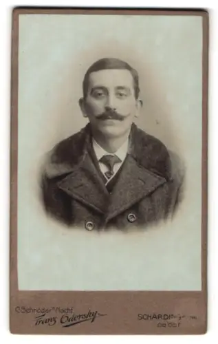 Fotografie Franz Odersky, Schärding am Inn, vis-a-vis der Promenade im Garten, Porträt eines Mannes im Mantel