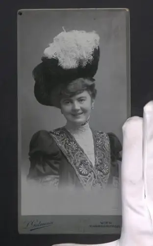 Fotografie L. Gutmann, Wien, Währingerstrasse 16, Schauspielerin Flora Siding im Porträt, Autograph, Trockenstempel 1905