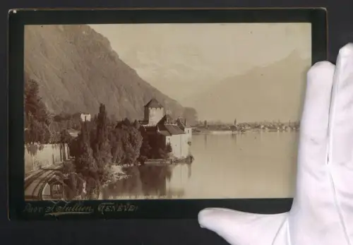 Fotografie J. Julien, Genève, Ansicht Chillon, Ortsansicht mit idyllischem Bergpanorama, Grossformat 17 x 25cm