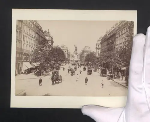 Fotografie Ansicht Paris, Rue du Temple, Blick zu einem Denkmal
