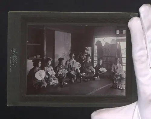 Fotografie S. Nakai, Kioto, Geishas mit Fächern in einem Raum sitzend