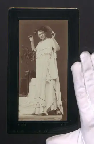 Fotografie Dr. Heid, Wien, Schauspielerin in antikem Kostüm mit Palmenzweig