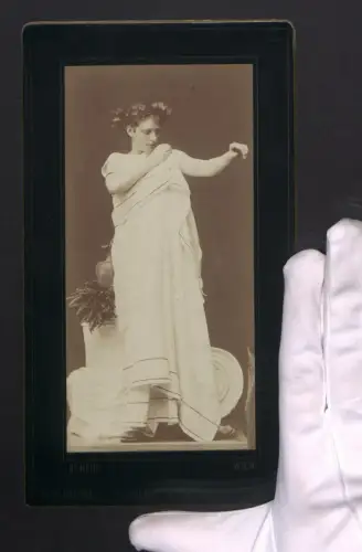 Fotografie Dr. Heid, Wien, Schauspielerin in antikem Kostüm mit Lorbeerkranz