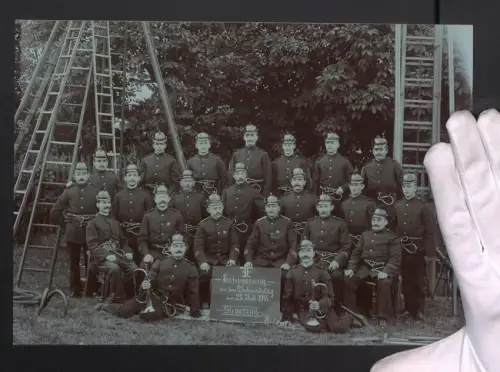Fotografie Gruppenfoto von Feuerwehrmännern in Uniformen mit Leitern, Verbandstag 23. Juli 1911, Grossformat 22 x 31cm