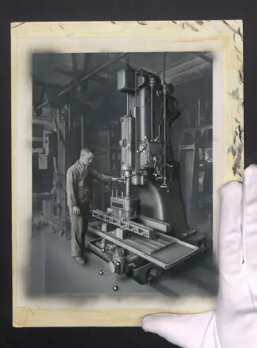 Fotografie Ansicht Oberursel /Taunus, Honmaschine in der Motorenfabrik mit Arbeiter, 5. Januar 1943, 22 x 29cm