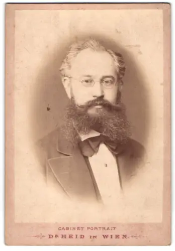 Fotografie Dr. Heid, Wien, Landstrasse Hauptstrasse 33, Portrait eines Herrn mit Brille und Bart