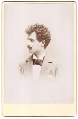 Fotografie unbekannter Fotograf und Ort, Porträt eines Mannes mit lockigem Haar im Jahr 1896