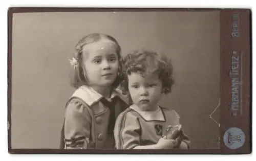 Fotografie Hermann Tietz, Berlin, Hilde und Erika Müller im Porträt