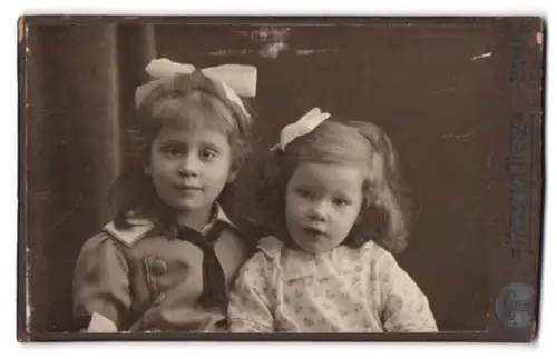 Fotografie Hermann Tietz, Berlin, Leipziger Str., Hilde und Erika Müller mit Schleifen