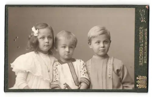 Fotografie Reichard & Lindner, Berlin, Unter den Linden 54-55, Lieselotte Hermes und ihre Brüder