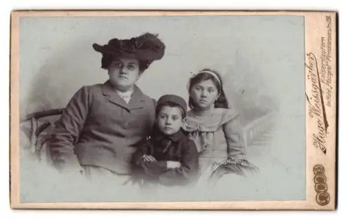 Fotografie Hugo Weissgärber, Kaiserslautern, Pirmasenserstrasse 28, Grossmutter mit Julia und ihrem Bruder