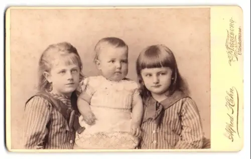 Fotografie Alfred Hahn, Magdeburg, Ullrichstrasse, Gerhard von Voigt mit Geschwistern in gestreifter Kleidung