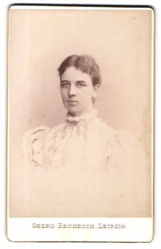 Fotografie Georg Brokesch, Leipzig, Zeitzerstrasse, Emily Schurle im Portrait