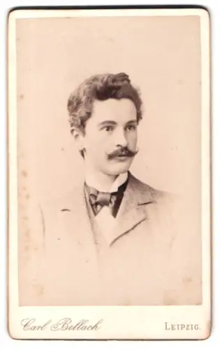 Fotografie Carl Bellach, Leipzig, Gellertstrasse 26, Felice Haase mit markantem Schnurrbart