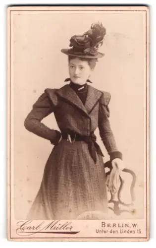Fotografie Carl Müller, Berlin, Unter den Linden 15, Gertrud Schmidt in eleganter Kleidung im Jahr 1898