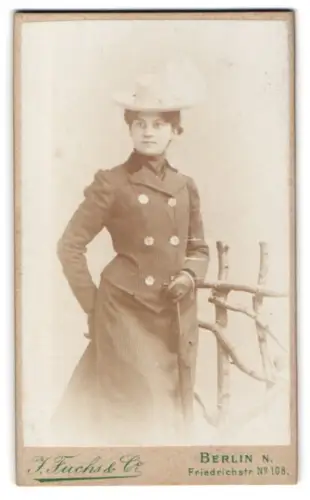 Fotografie J. Fuchs & Co., Berlin, Friedrichstrasse Nr. 108, Fränze Lorbeer mit elegantem Hut im Jahr 1900