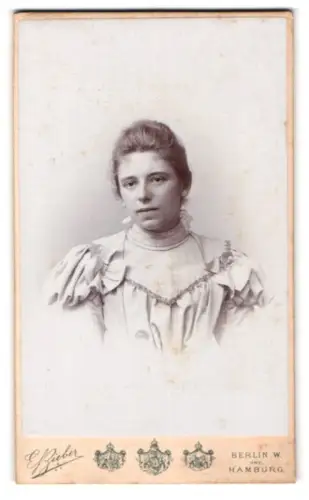 Fotografie E. Bieber, Berlin, Hamburg, Ginny im eleganten Kleid