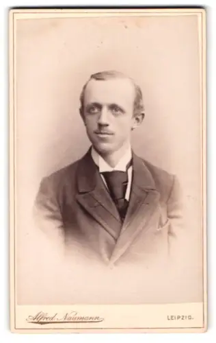 Fotografie Alfred Naumann, Leipzig, Dorotheenstrasse, Porträt von Hugo Rath im Jahr 1893