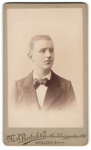 Fotografie M. J. Bartsch & Co., Berlin, Am Königsgraben 20, Porträt eines jungen Mannes