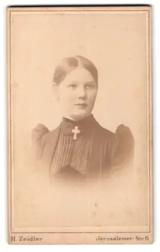 Fotografie H. Zeidler, Berlin, Jerusalemer-Str. 6, Porträt einer jungen Frau im Jahr 1893