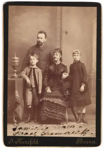 Fotografie J. Kunzfeld, Brünn, Familie Clara und Franz Thomacek mit zwei Kindern