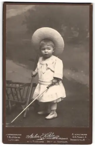 Fotografie Atelier Köthe, Pirmasens, Fröbelgasse 3, Kurt als Kleinkind mit grossem Hut und Spielzeug