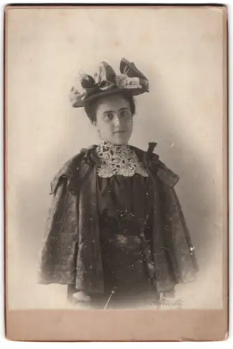 Fotografie unbekannter Fotograf und Ort, Erna mit aufwendigem Hut