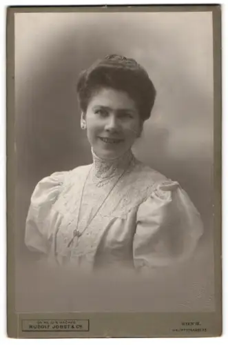 Fotografie Rudolf Jobst & Co., Wien, Hauptstrasse 33, Sophie Osterman in edler Kleidung