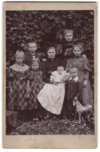 Fotografie unbekannter Fotograf und Ort, Familie Schulte im Garten, Paula, Maria, Josepha, Heinrich, Johanna, Clementine