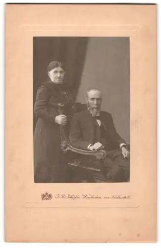 Fotografie J.R. Schäfer, Wiesbaden, neue Nicolaustrasse 22, Ehepaar Theobald mit Stuhl, Theo`s Grosseltern