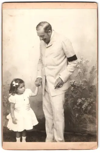 Fotografie unbekannter Fotograf und Ort, Hermann hält die kleine Elisabeth an der Hand